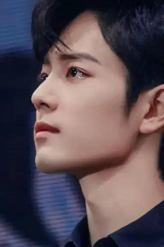 因为不忍心看到他哭,所以就找了两张照片. 又a又飒的肖战