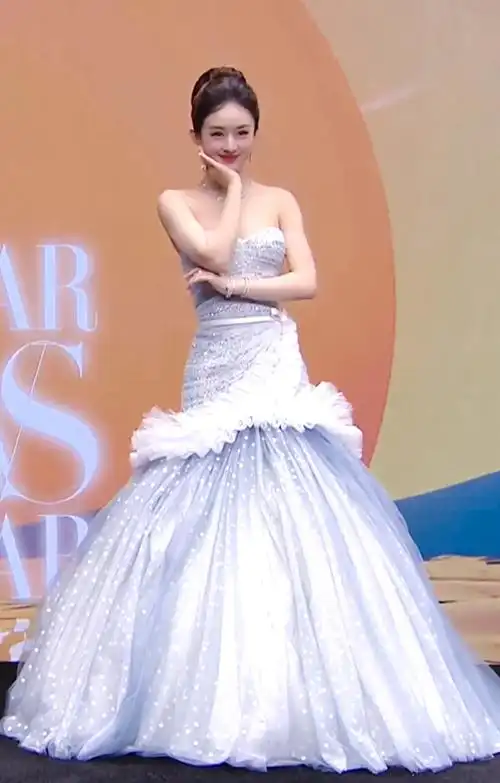 赵丽颖星点莹白缀薄纱裙