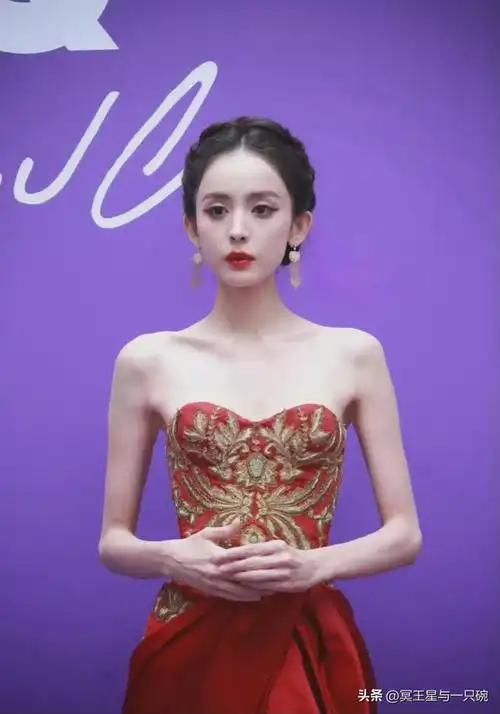 古力娜扎都快瘦成她的老宿敌爽子了.与去年判若两人