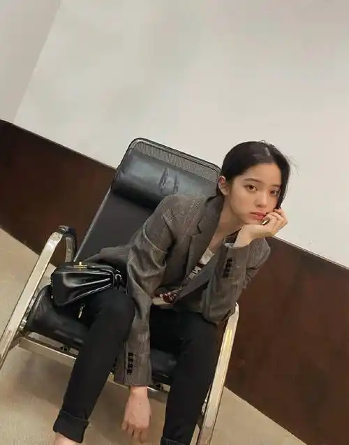 西装穿出少女感,欧阳娜娜的搭配又甜又时髦,职场小白学起来吧_西服_版