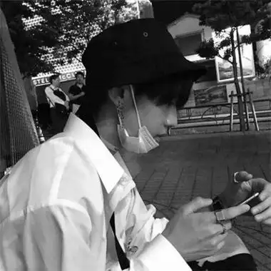 黑白伤感帅气的精致男生头像 冷酷霸气的优质高级真人头像男_男生头像