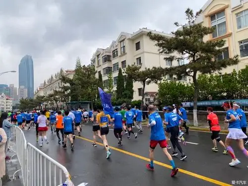 热搜冲顶组图欣赏2021青岛马拉松风采