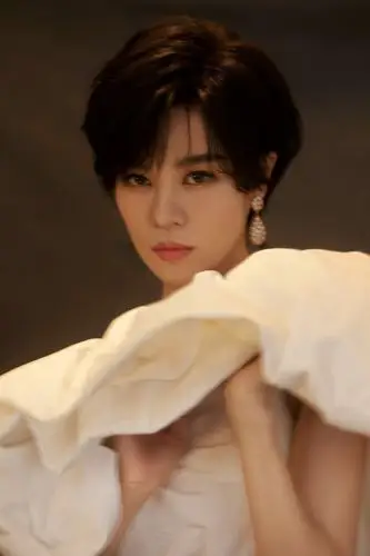 简介:郁可唯性感露肩写真图片,分享一组郁可唯图片给大家,图中的明星