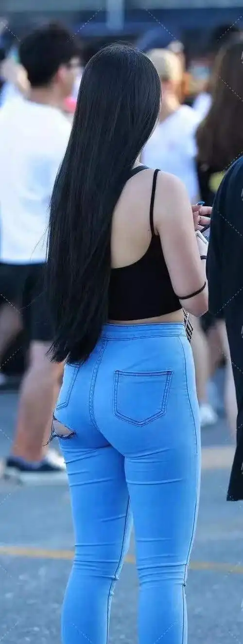 街拍圆润迷人蓝色紧身牛仔裤