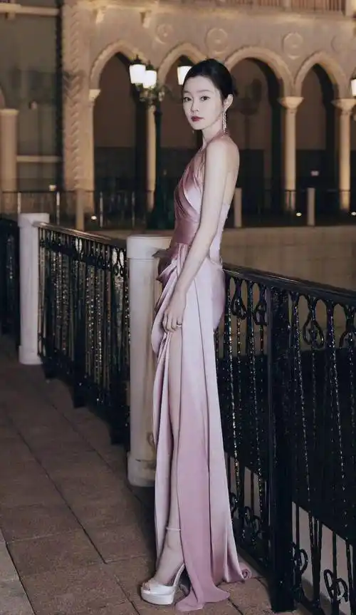 宋轶身穿淡紫色礼服踩防水台高跟鞋仙气亮相不过也是真平啊