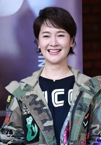 原创 左小青化了妆才有气质,素颜脸肿皮肤也黑,也躲不过年老色衰!