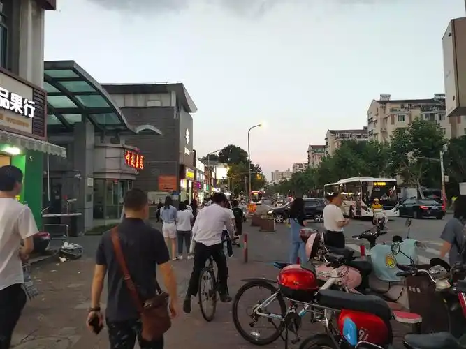 【10图】静安区康定路十字路口全天客流!左右两边都是医院人流量巨大!