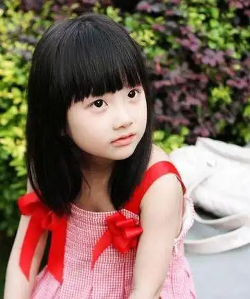 展现出了小孩子的可爱漂亮感,中偏分的造型更是有着时尚感存在,上面的