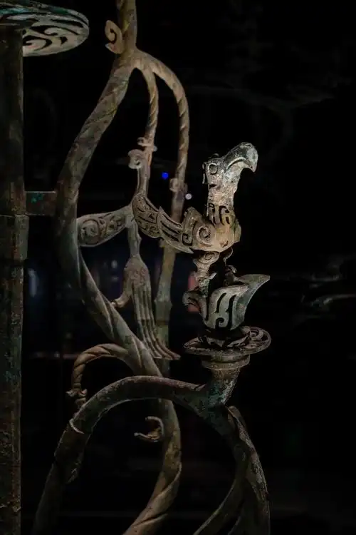 栖息在青铜树上的太阳神鸟.图/视觉中国