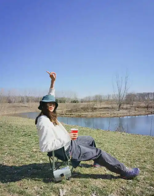 杨幂这姿势在野地里凹造型给出了春游最新拍照方案