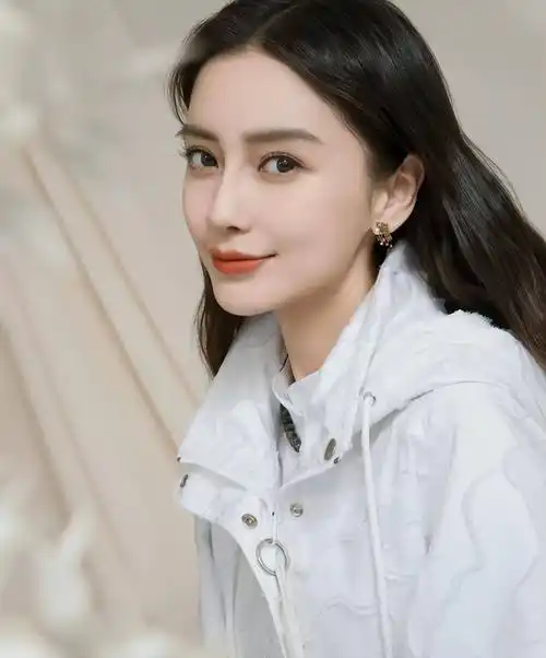 angelababy德国混血遭疑父亲系印度人黑皮旧照曝光港媒背刺