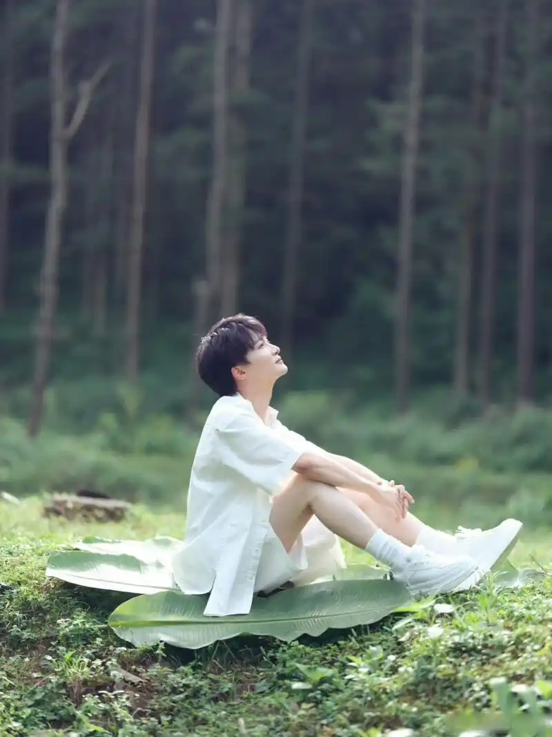 周深消夏图森系写真# 大暑时节不仅能听到周深的新歌《消夏图》,还能
