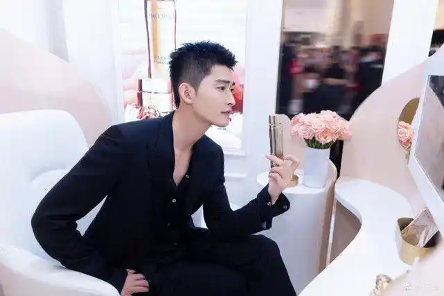 张翰将头发剪短又穿上一套黑色的西装37岁还是少年的样子