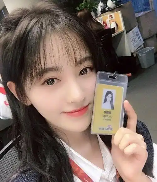 鞠婧祎第一天到新浪上班,看到她的工号后,网友:你冲了vip吧
