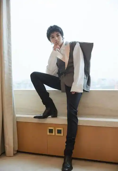 男声》冠军出道,今穿拼接休闲套装,舞台上太霸气_华晨宇_牛仔裤_西装