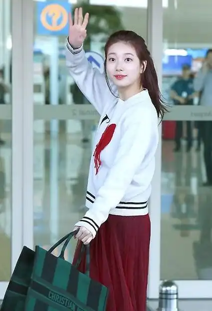 秀智气质清纯重回国民初恋扎马尾辫飞赴巴黎时装周