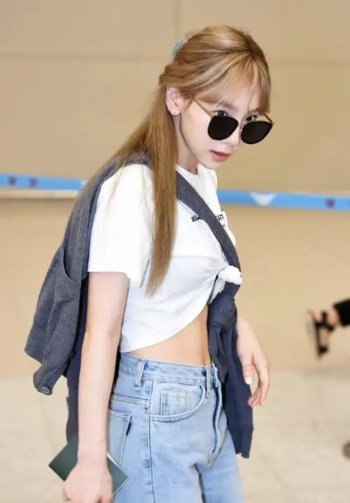 原创金泰妍现身机场露脐t恤秀腹肌美158cm身高走出168cm的气场