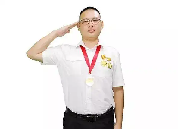 "兵哥"王军退役后永葆军魂,砥砺奋进追风的脚步踩成铿锵的交响成为"