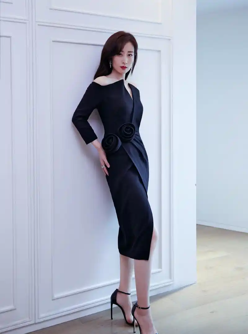 刘敏涛的"熟女"气质太迷人,穿星光吊带裙优雅成熟,双腿太修长