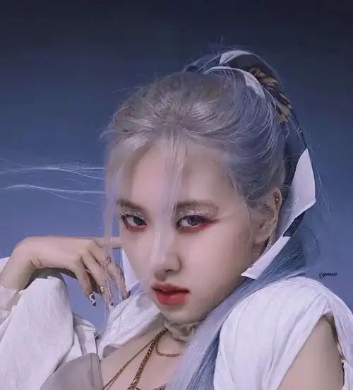 rose朴彩英基本上隔一段时间就会折腾自己头发的颜色,而且每一次在