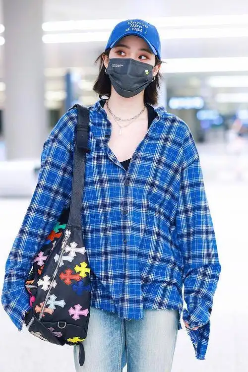 oversize格纹衬衫慵懒感十足欧阳娜娜单肩背包休闲帅气