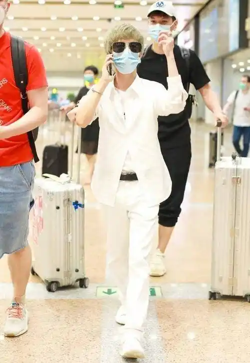 郭敬明,80后小叔宛如漫画少年,手持电话一路忙着打_成功_作品_身高