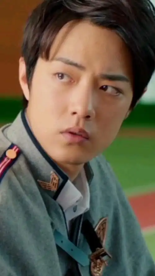 我们方也许少爷,原来穿的是飞天小女警的寸衫啊!