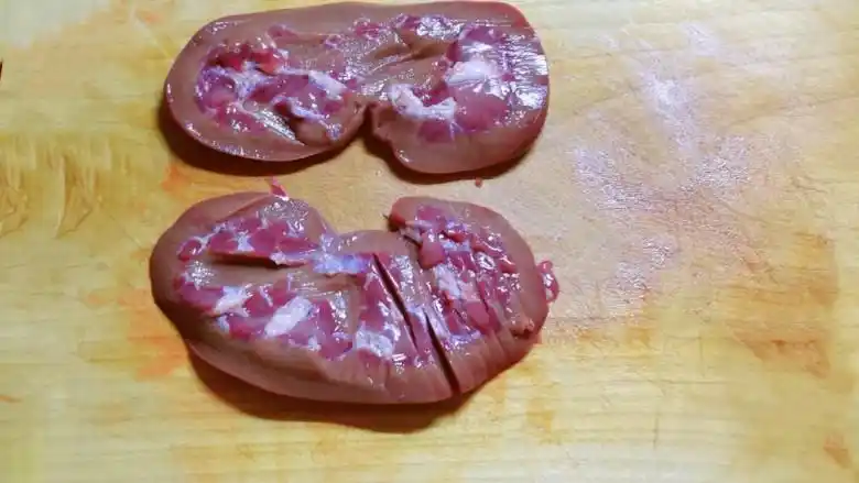 red;display:inline-block; href=/shicai/ 407>猪腰 /a>对半切开