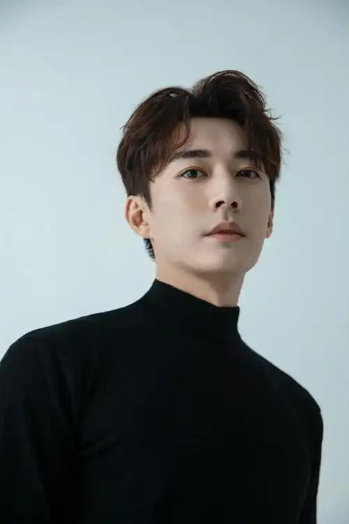 刘学义最新随拍!高级感黑色毛衣,复古的浪漫格调