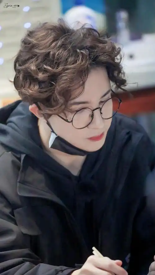 201217薛之谦神奇公司在哪里路透照分享变身卷毛小泰迪圆嘟嘟超可爱