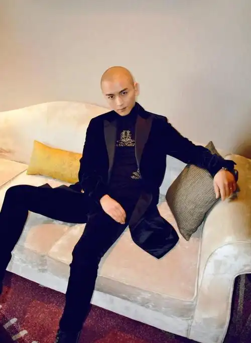 剃光头后,眉眼间甚至有点像年轻时的张卫健.