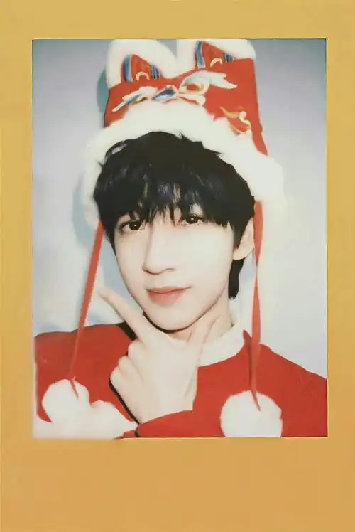 时代少年团最新拍立得合照##贺峻霖rua同学头