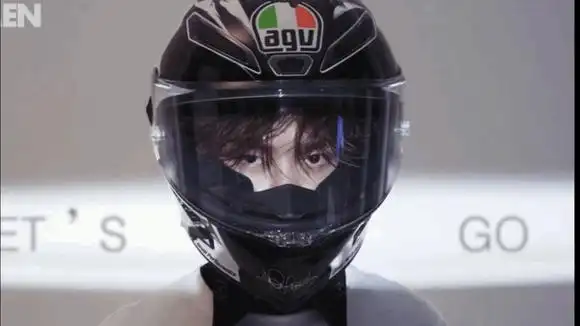 王一博戴上大头盔骑上大摩托,要走一辈子的花路啊-娱乐视频-搜狐视频