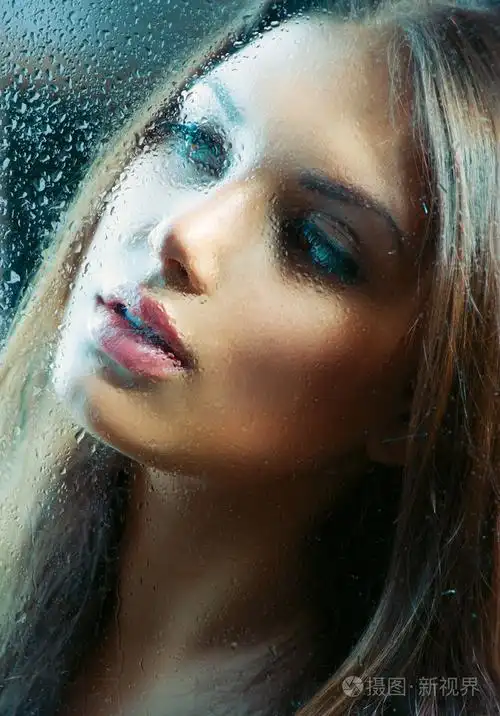 美少女湿玻璃后面的肖像