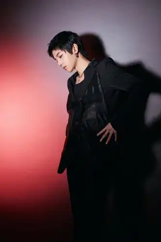 华晨宇帅气西装光影写真大片