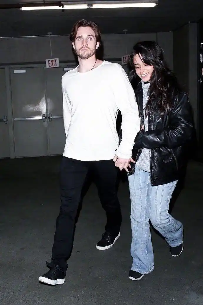 剧外网透露卡妹camila cabello正式与交往了18个月的男友matthew