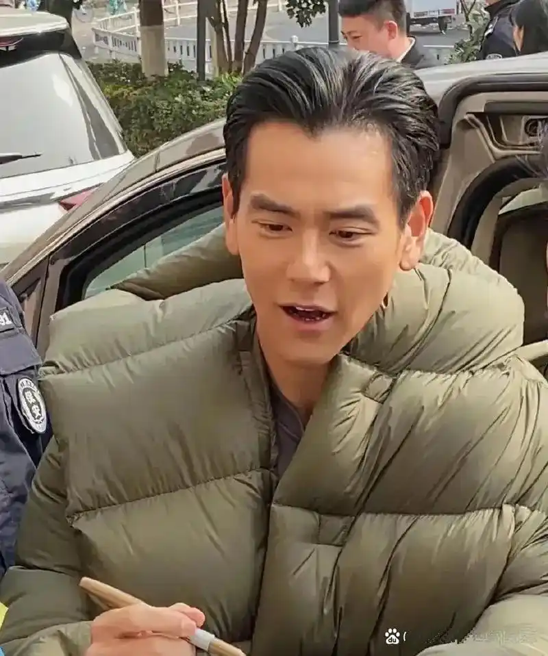 彭于晏和吴彦祖的头发,感觉都有点往后退,像是有点掉头发的样子