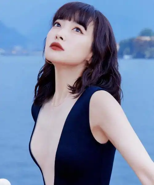 惊艳全场!宋茜黑色深v造型好辣,酷美女郎诠释帅气与浪漫的结合