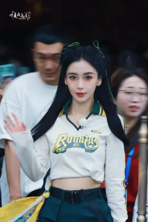 angelababy绿色头绳双马尾造型