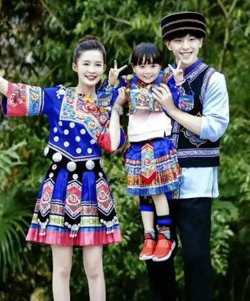 的孕照啦不过节目组请来了李沁来当实习妈妈一家三口相处的也是很开心