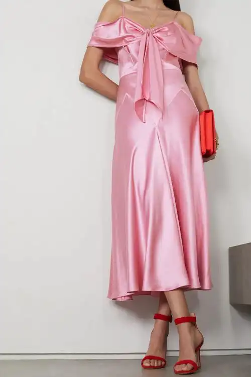 不妨搭配红色配饰,与粉色裙身形成亮眼的色彩对比.