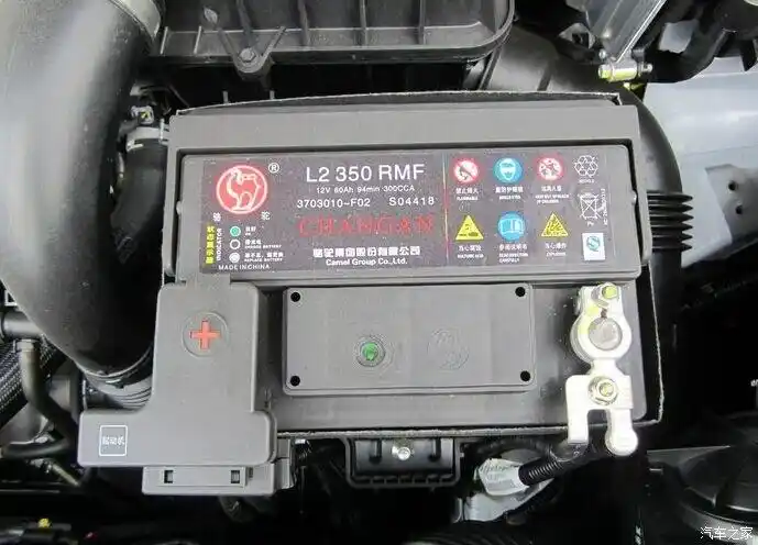 看下我这电瓶负极上是不是少个螺丝