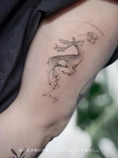 森系绿植纹身寓意美好的四叶草和麋鹿