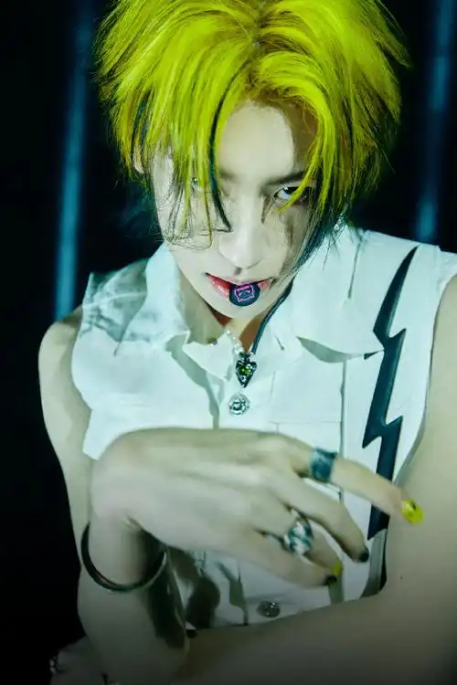 小鬼柠檬黄发色桀骜版大片