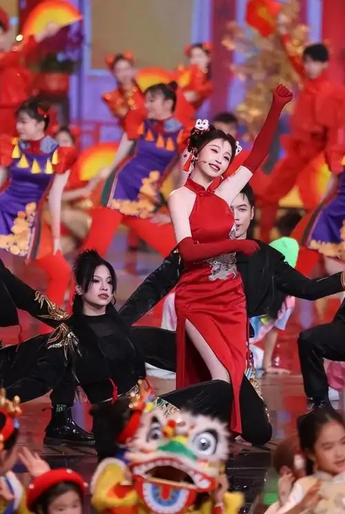 正经旗袍穿出擦感没了黄晓明的托底杨颖已经变成这样了