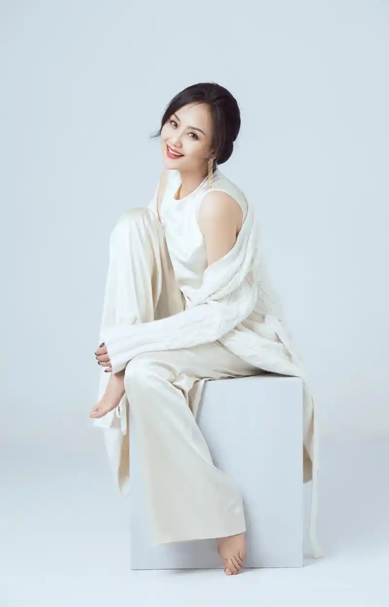 李颖:富婆专业户,56岁不老女神