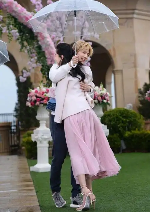 angelababy节目中画鹿晗侧脸,关晓彤害羞微笑