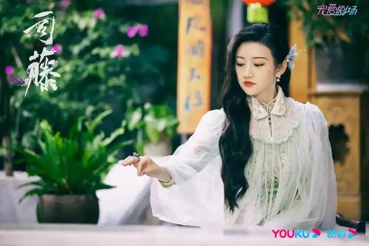 没了万达她发展的更好,2021年《司藤》播出后,景甜的事业盘上新高峰