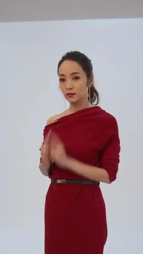 百变主播侯佩岑方式