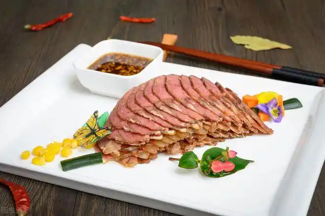 增加您年夜饭饭桌美食大厨教你制作精美下酒凉菜五香卤牛肉